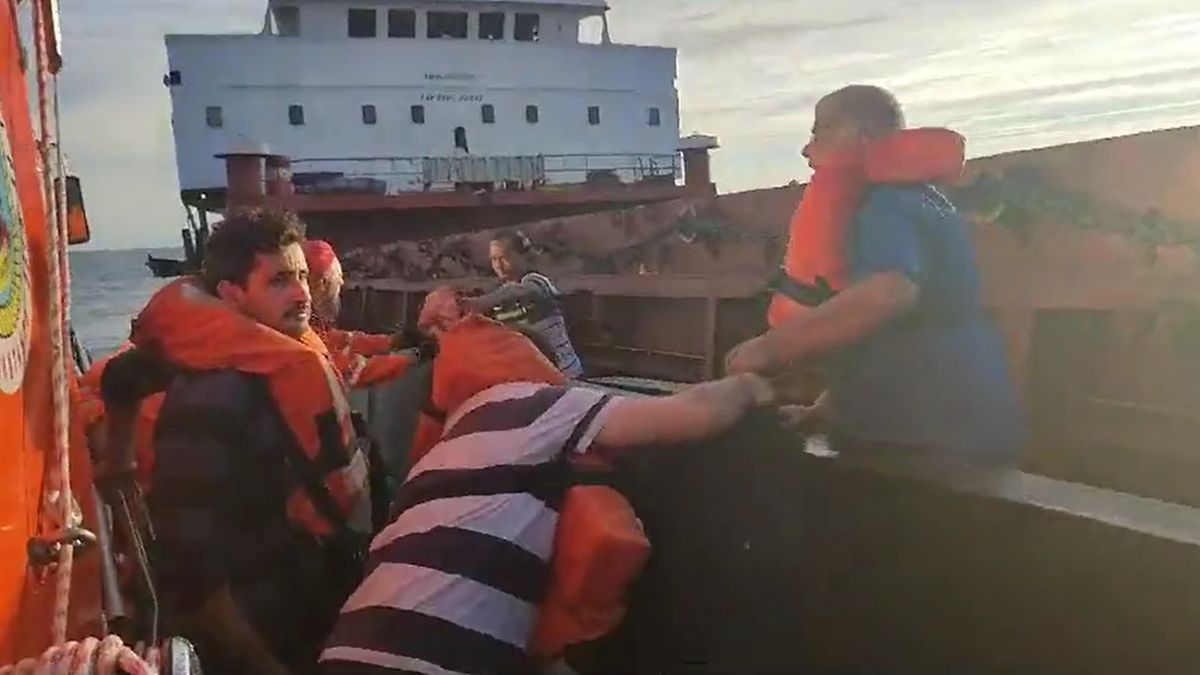 Rumunská nákladní loď najela v Černém moři na minu a míří ke dnu